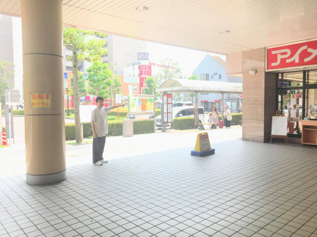 谷塚駅東口を出て右へ歩いてください