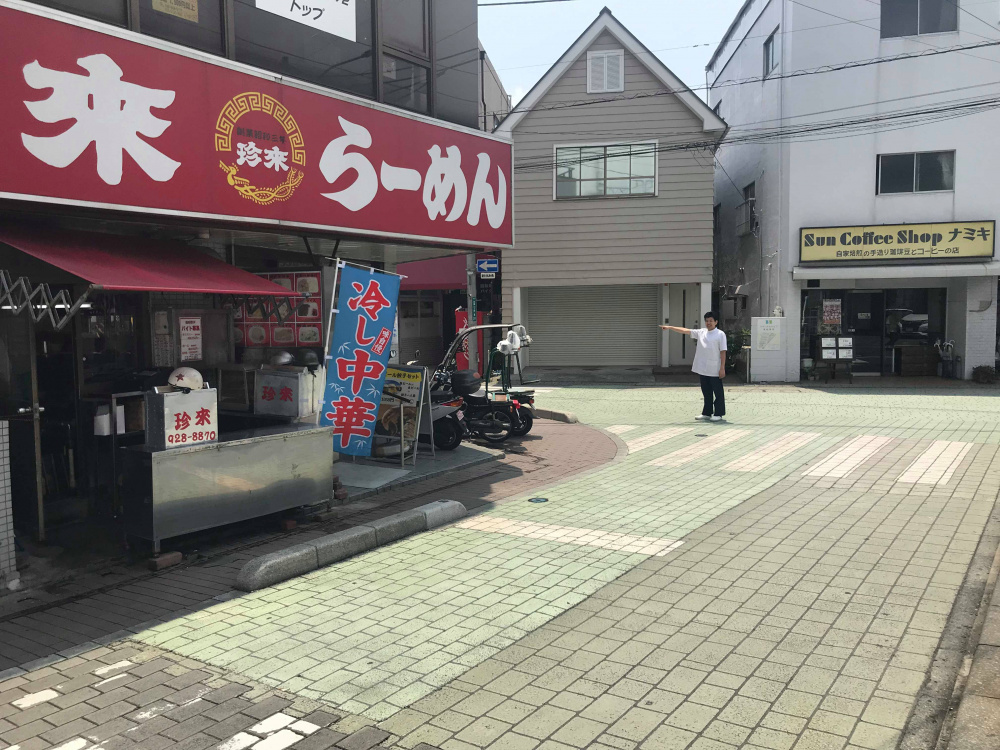 珍来さんの角を左に曲がります
