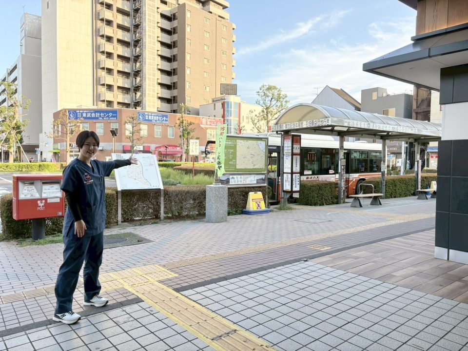 谷塚駅東口を出て右へ歩いてください