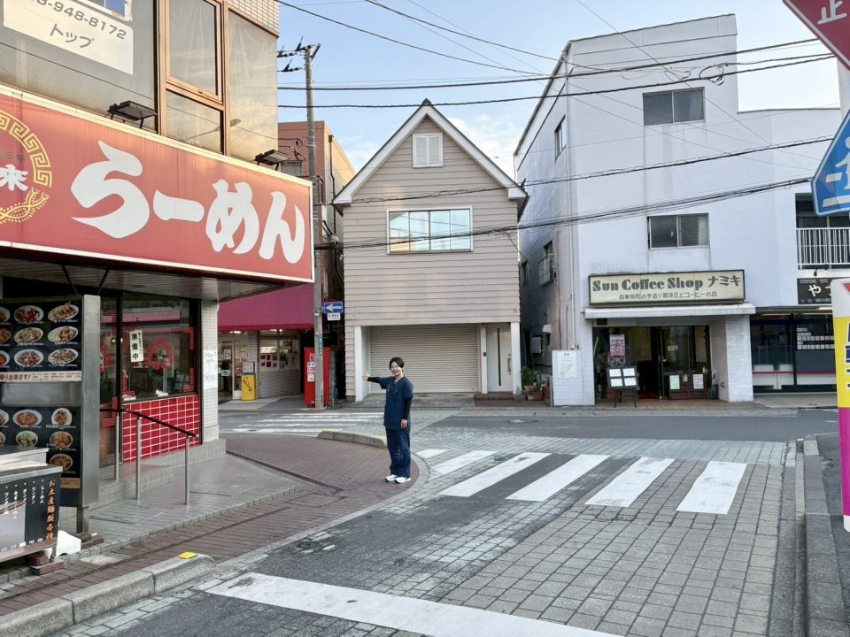 珍来さんの角を左に曲がります